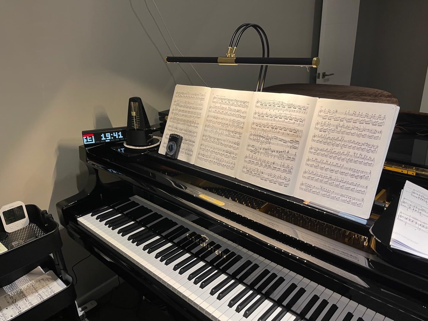Cocoweb 22″ Battery Powered Grand Piano Lamp in Mahogany Bronze – LED, Adjustable, Quality Lighting