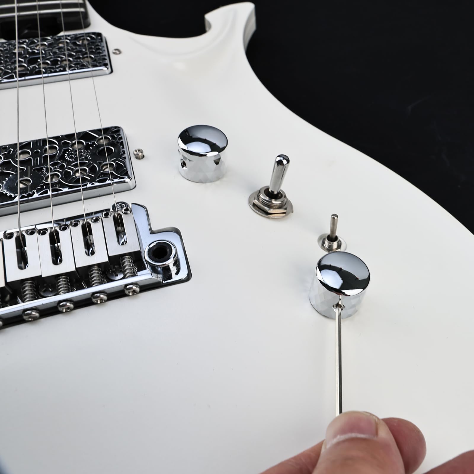 OVSAL 2Pcs Aluminum Alloy Electric Bass Guitar Knobs Speed Control 6.5mm(1/4″) Potentiometer Shaft Dome Metal Volume Tone Knobs for Electric Bass Guitar Replacement Parts (Chrome)
