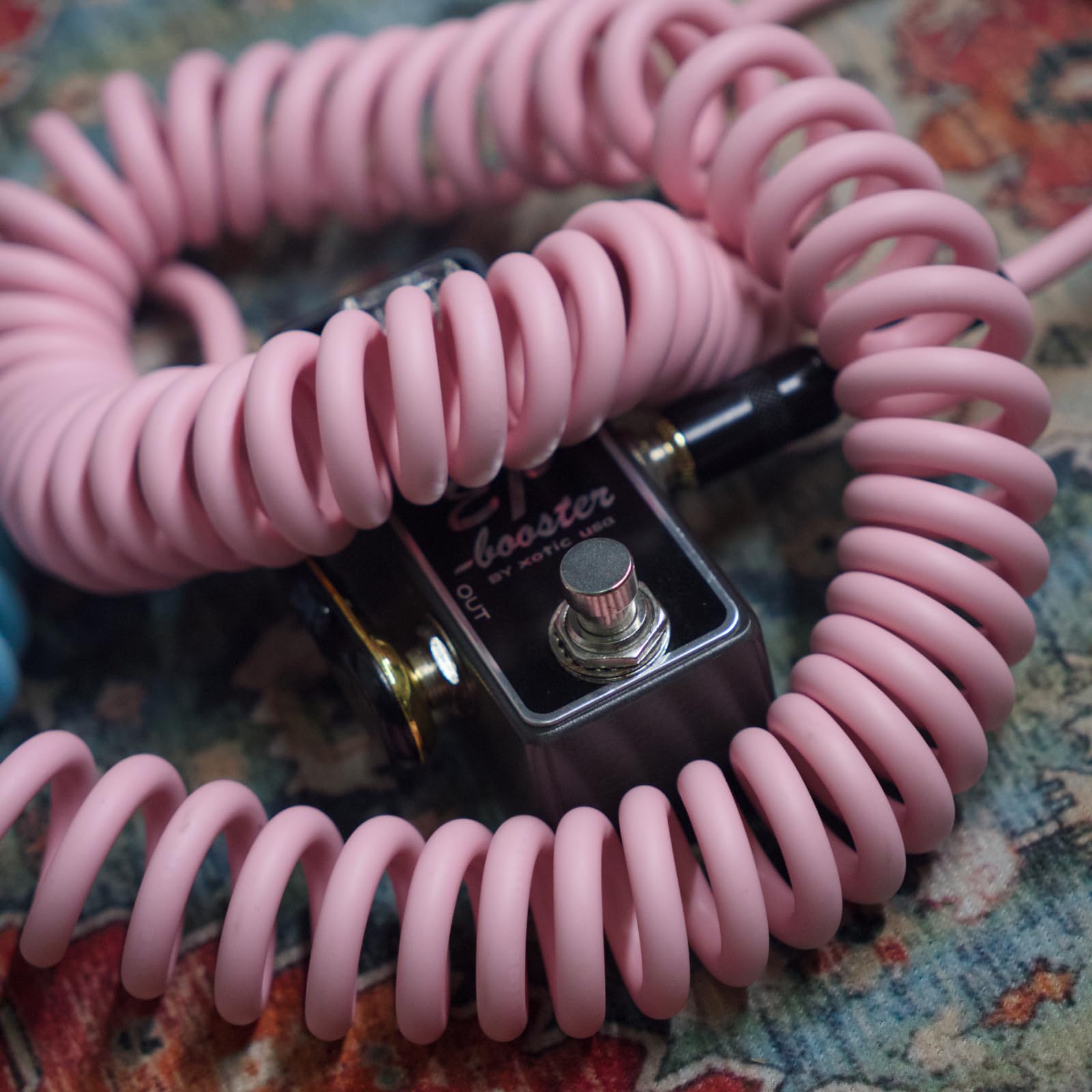 Aestivate 30ft/9m Coiled Guitar Cable Pancake Connector L-S Coil Electric Instrument Cable Curly Instrument Cable Stretchable 1/4 inch Right Angle to Straight(30ft-Pink)