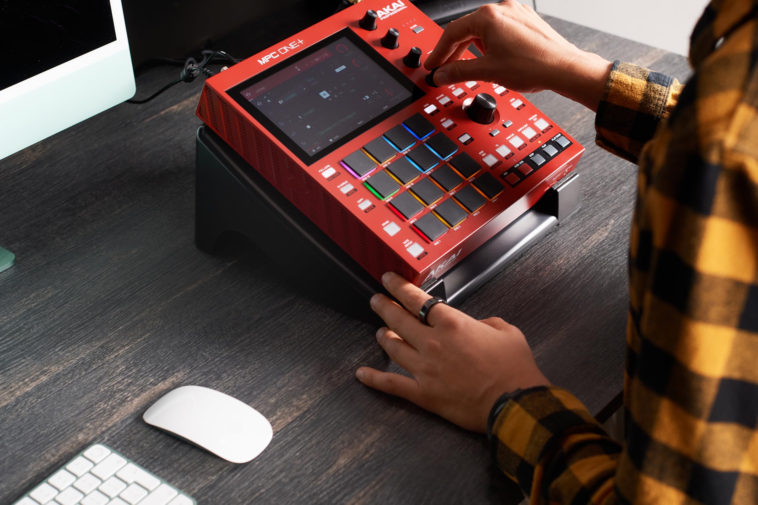 Sound Addicted – Ergonomic Stand for MPC ONE+ and MPC ONE G2 | 25° Tilt Reduces Neck and Back Pain During Your Beat Production