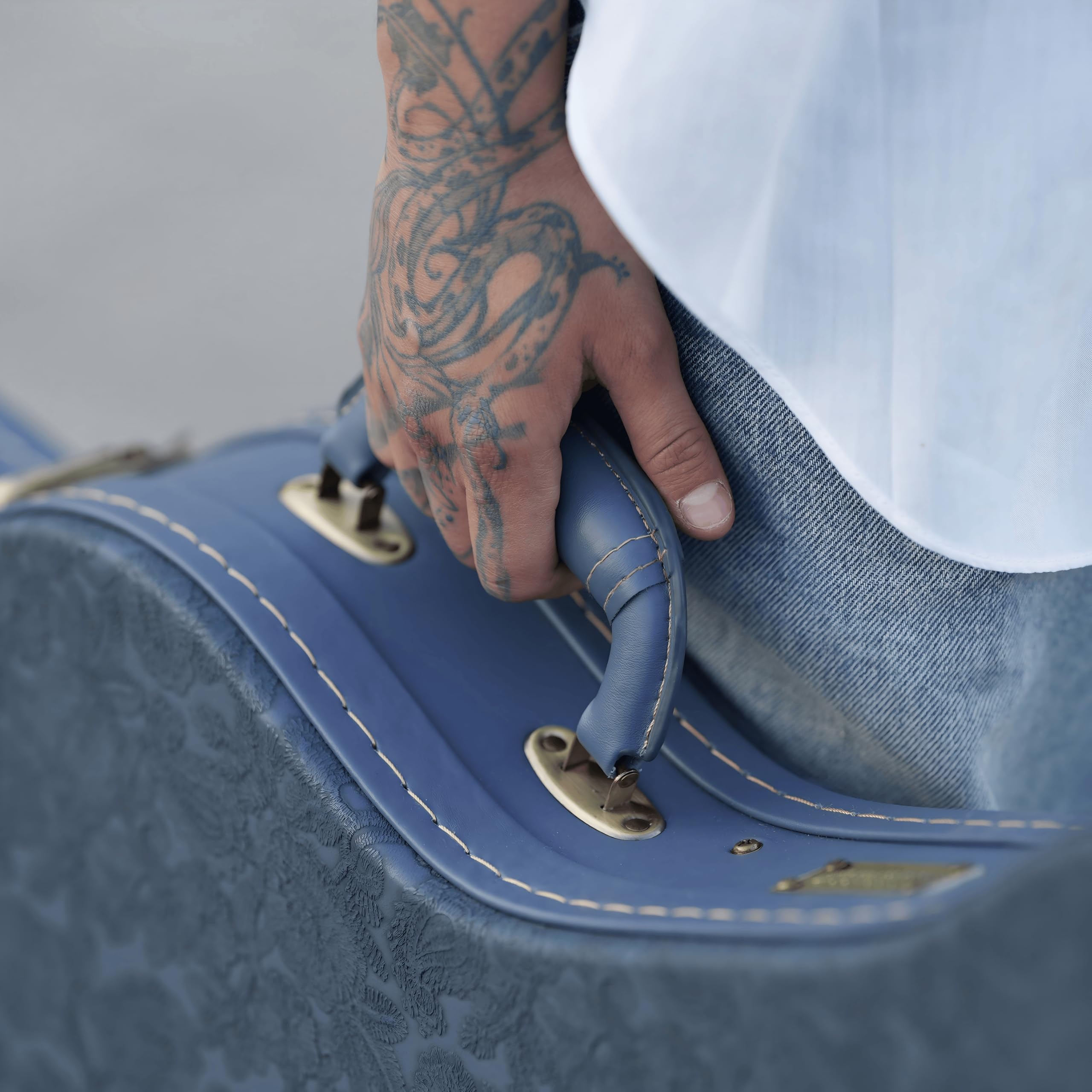 Crossrock Relief Series Electric Guitar Case for Telecaster & Stratocaster Style | Carved Smoke Blue Finish, Monochrome Blue Velvet Interior, Lock (CRW630STSB)