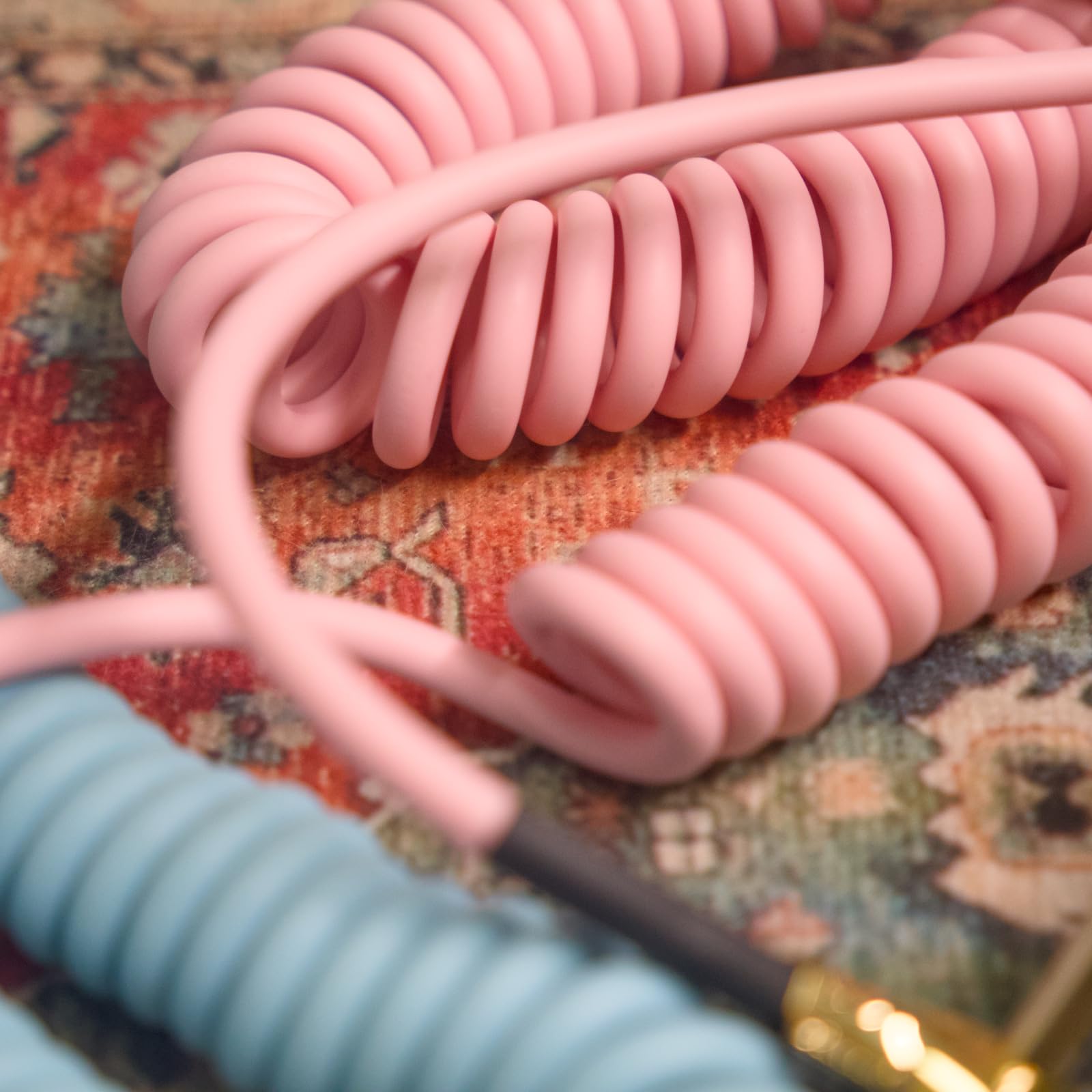 Aestivate 30ft/9m Coiled Guitar Cable Pancake Connector L-S Coil Electric Instrument Cable Curly Instrument Cable Stretchable 1/4 inch Right Angle to Straight(30ft-Pink)