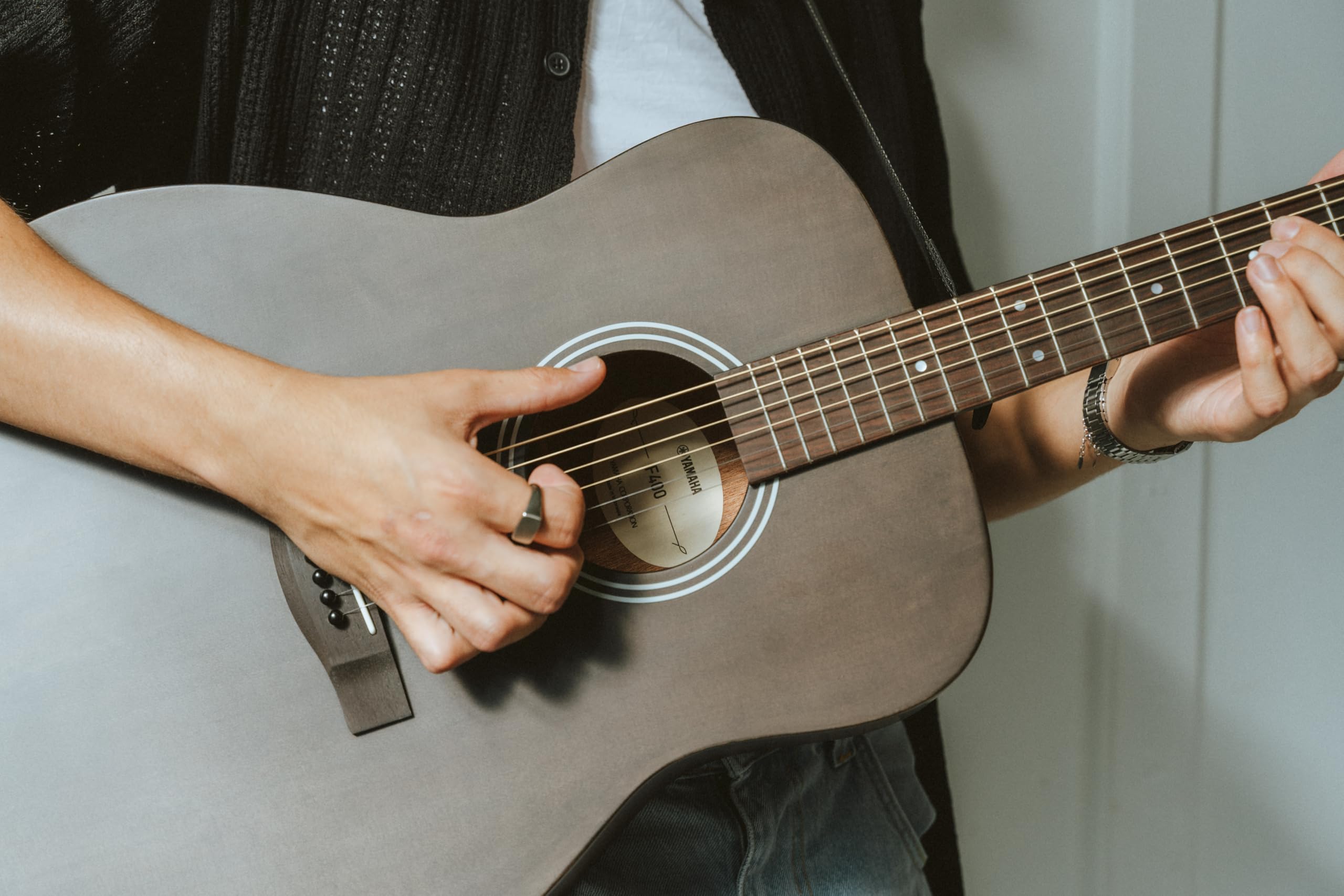 Yamaha F400 SMB F400 Acoustic Guitar for Beginners with Comfortable Scale Length and Spacing, Smoky Black Satin Finish (Amazon Exclusive)