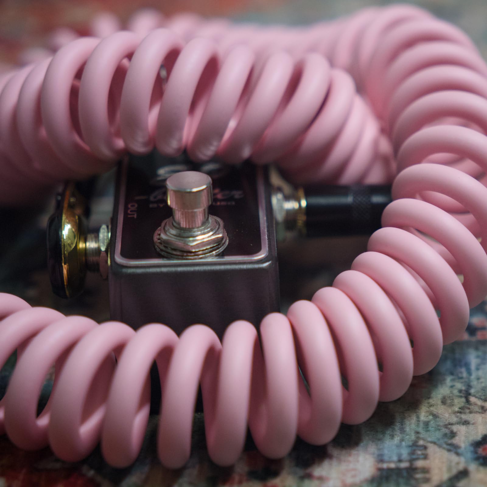 Aestivate 30ft/9m Coiled Guitar Cable Pancake Connector L-S Coil Electric Instrument Cable Curly Instrument Cable Stretchable 1/4 inch Right Angle to Straight(30ft-Pink)